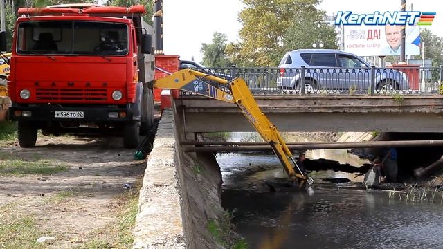 Реку Мелек-Чесме чистят в районе 1-й больницы Керчи смотреть онлайн