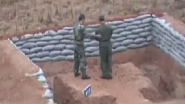 Китайский солдат бросает гранату