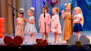 Праздник к нам пришёл, солнце светит в вышине (детские песни)