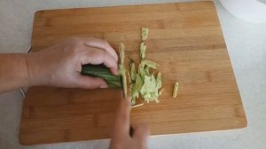 Бесподобный САЛАТ - МИНУТКА с яичными блинчиками. Готовится быстро съедается ещё быстрей.