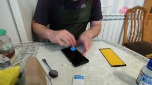 Как наклеить стекло на телефон Хонор