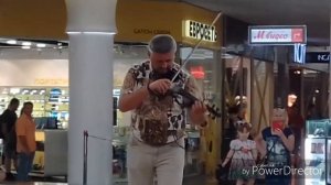 МУЖИК КРУТО ИГРАЕТ НА СКРИПКЕ В ТОРГОВОМ ЦЕНТРЕ