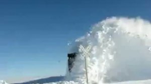 Поезд сквозь снег в Сибири