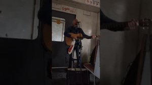 Парень поёт в электричке