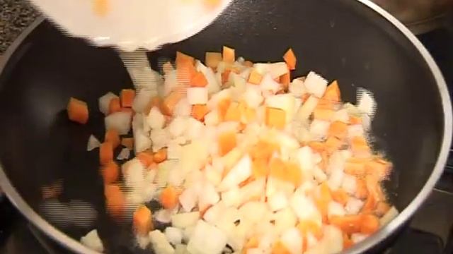 Гороховый суп-пюре с гренками - видеорецепт смотреть онлайн