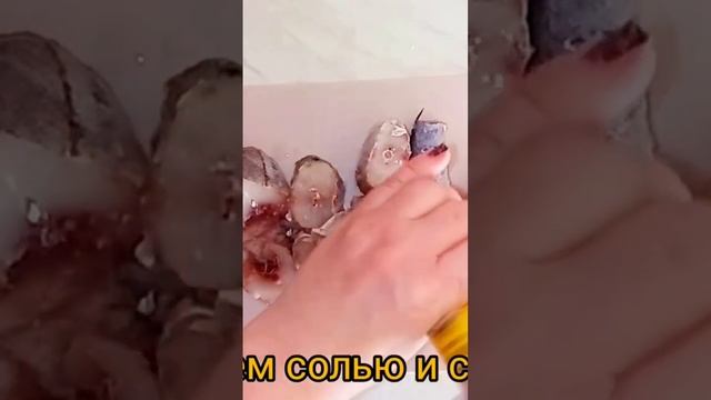 Минтай тушёный в сметане с луком и морковью.