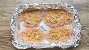 Куриная грудка с яблоками и сыром в духовке