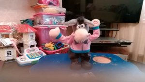 Танцующий ослик моя любимая игрушка.