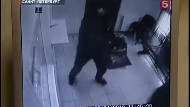 Курьёзное ограбление ломбарда - камера наблюдения.