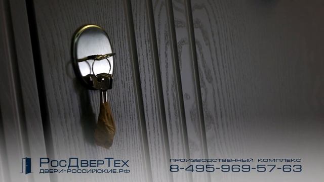 Серая входная дверь с двух сторон отделана шпонированным МДФ и украшена кнокером от РОСДВЕРТЕХ