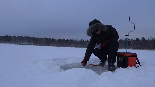 Рыбалка на Комсомольском озере. Снег, мороз и два окуня! ;)