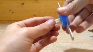 Мини арбалет из крышки и деревянной палочки!