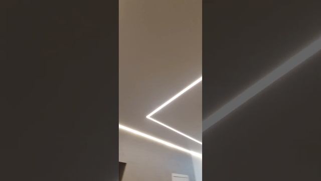 Натяжной потолок , световые линии , парящий профиль по периметру с подсветкой . #натяжные потолки смотреть онлайн