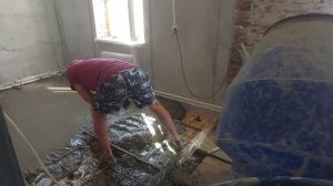 Ремонт в доме кубанце.  Заливаем бетонный пол по грунту.