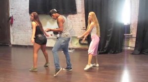 Учимся танцевать реггетон в школе Fiesta Latina			