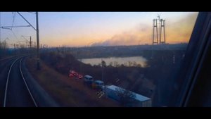 Вид из кабины машиниста электропоезда эр2. Мосты Запорожья на рассвете.