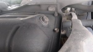 Как открутить болт слива масла Toyota Prius C
