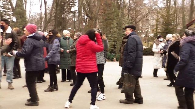Сегодня вновь танцуем в паре.Танцы в парке Горького.март 2021. смотреть онлайн