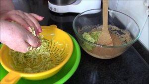 Котлеты из кабачков с манкой, если Вы еще не пробовали такие вкусные котлеты, то приготовьте их!
