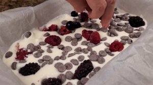 Десерт-замороженный йогурт с ягодами и фруктами. Прекрасная альтернатива мороженому.