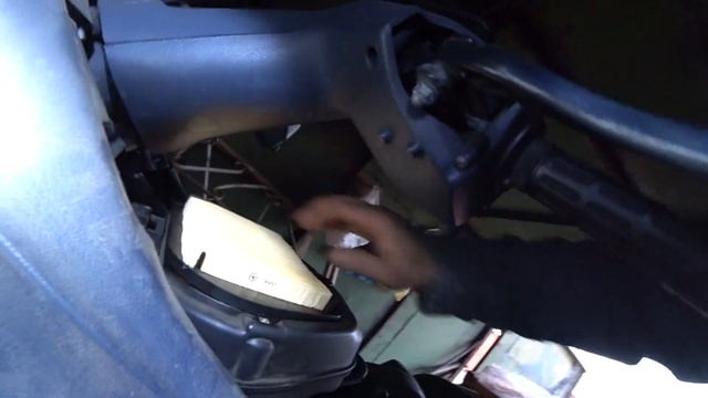 Замена воздушного фильтра(колхоз) на мотоцикле Honda PC800 смотреть онлайн