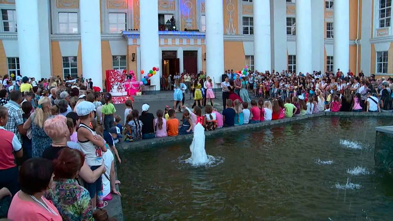 Канал бийска. Городской дворец культуры Бийск. Городской дворец культуры Бийск фонтан. Фонтан в Бийске у ГДК. ДК Полиэкс Бийск.