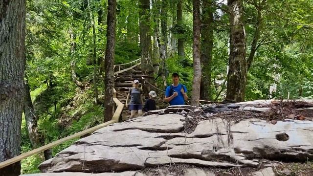 Парк водопадов Менделиха (курорт Роза Хутор) 05.07.22: все водопады доступны, туристов пока не мног