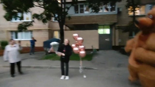БЕЗБАШЕННЫЙ БУРЫЙ МЕДВЕДЬ поздравил молодую красотку с днем рождения