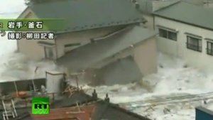 Цунами в портовом городе. Япония