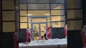 Драка Дедов Морозов в Москве