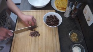 Бюджетный салат из куриных сердечек и яичных блинчиков.