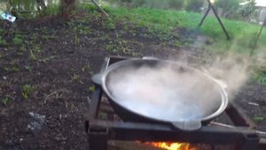 Шурпа в казане на костре на природе/суп из нута