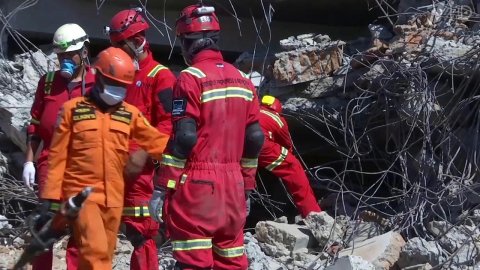 В Индонезии число жертв землетрясения выросло втрое за последние сутки