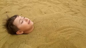 Закопан в песок! Отдых на пляже))) ребёнок попросил его закопать...
