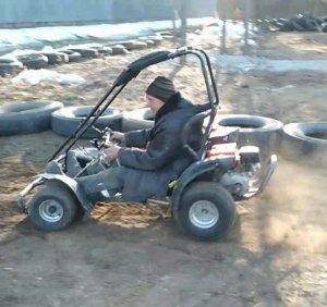 Взрослые люди, в машинки играют.