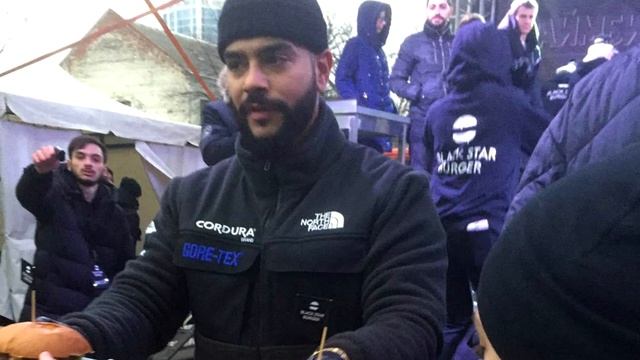 Фанаты приняли за Тимати его двойника и фотались с ним на открытии BlackStarBurger в Краснодаре смотреть онлайн