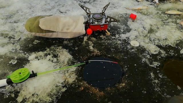 ТОЛЬКО ОПУСТИЛ, А ОНА УЖЕ КЛЮЁТ!!! РЫБАЛКА НА ЛЕЩА И ПЛОТВУ/РЫБАЛКА В ПАЛАТКЕ смотреть онлайн