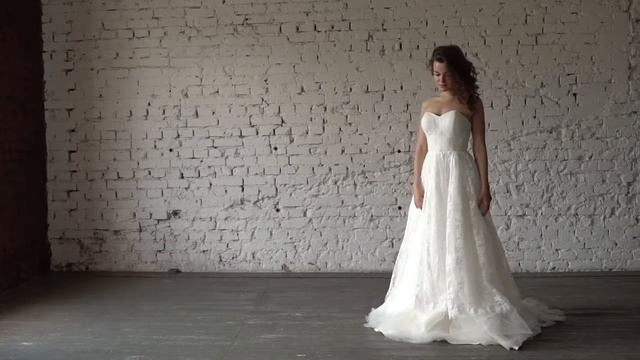 Пышное молочное свадебное платье без шлеек с ярусной кружевной юбкой смотреть онлайн