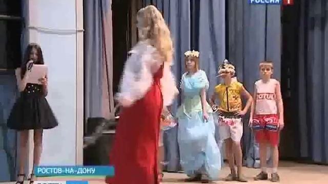 Показ мод одежды из мусора