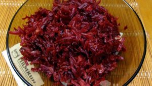 Салат со свеклой, вареными яйцами и жареным луком