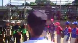 Jose Mendoza en el Pollo Malpica apoyando a la liga infantil de beisbol