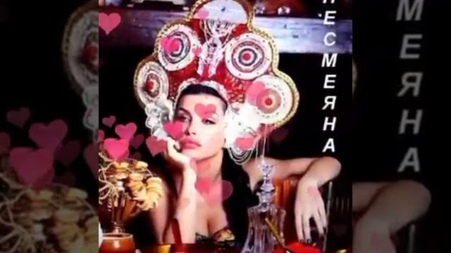 У Яночки нащечках ямочки.