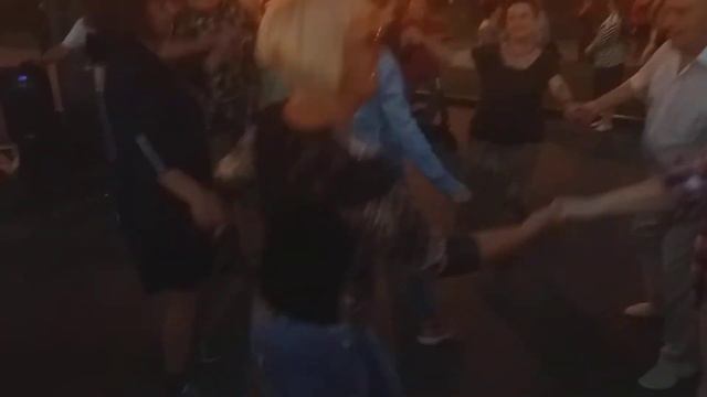 Харьков; сад шевченко; музыкальное поздравление от Алексея юной 18-летней Марине смотреть онлайн