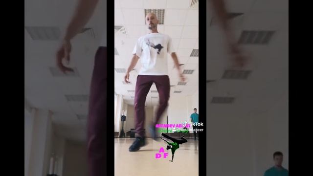 ТОП НОВЫХ ДВИЖЕНИЙ ТАНЦА ШАФЛ ИЗ ТИКТОК TIKTOK DANCE TUTORIAL SHUFFLE DANCE. ТАНЦУЮЩИЙ БЛОГЕР.