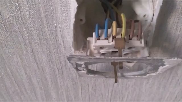 Как ПОЧИНИТЬ розетку за считанные минуты / Как ПОМЕНЯТЬ розетку легко и безопасно