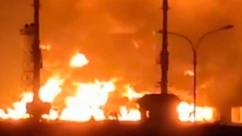 В Севастополе удалось локализовать пожар на нефтебазе