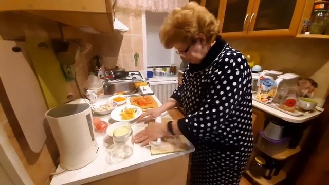 1. Я ОЧЕНЬ УСТАЛА. ДЛИТЕЛЬНЫЙ ПЕРЕЛЁТ И ПОЕЗД. ВСТРЕЧА С РОДНЫМИ. МОЙ ДОМ. ГОТОВИМ С МАМОЙ. смотреть онлайн