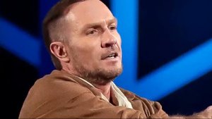 УЖАСНЕТЕСЬ! Вот что произошло с Романом Костомаровым на реабилитации