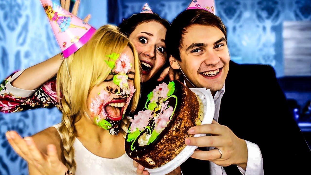 Др кинуть. Торт в лицо на день рождения. Фотосессия с тортом в лицо. Торт с лицом девушки.