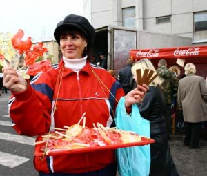 С шутками-прибаутками и леденцы в жару продадим....